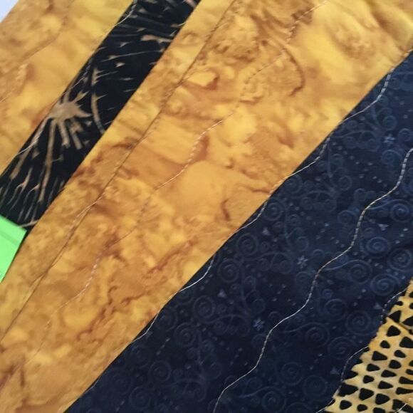 NWT. Hand Crafted Quilted Runner Gold & Black - Picture 10 of 11